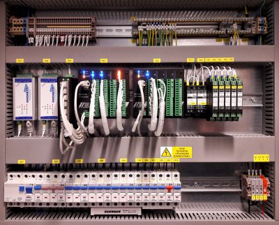 Obr. 2.: Automatizan rozvad je dky jednotkm DataLab s protokolem TCP/IP pipojen jedinm Ethernetovm kabelem.