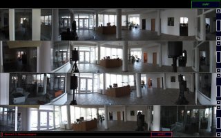 Přehledová obrazovka s obrazy ze čtyř kamerových hlav (stojících v interiéru různě vysoko a s různým natočením blízko vedle sebe) ve dne ...
