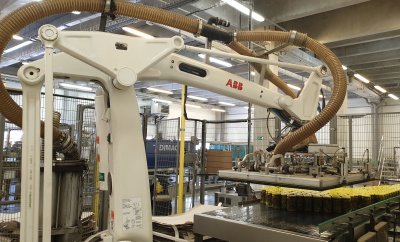 Robot ABB při rozebírání stohů palet a přenášení sklenic na pohyblivý pás.