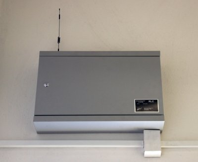 Ethernetové přepínače jsou ve skříních vysoko na stěnách výrobních hal