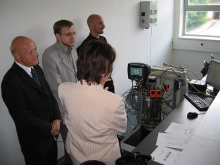 Computer-controlled fermenter for bio-chemical experiments